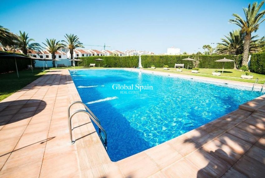 Resale - HOUSE -
TORREVIEJA - Calas blanca