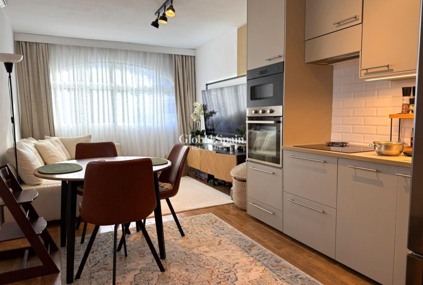 Resale - HOUSE -
TORREVIEJA - Calas blanca