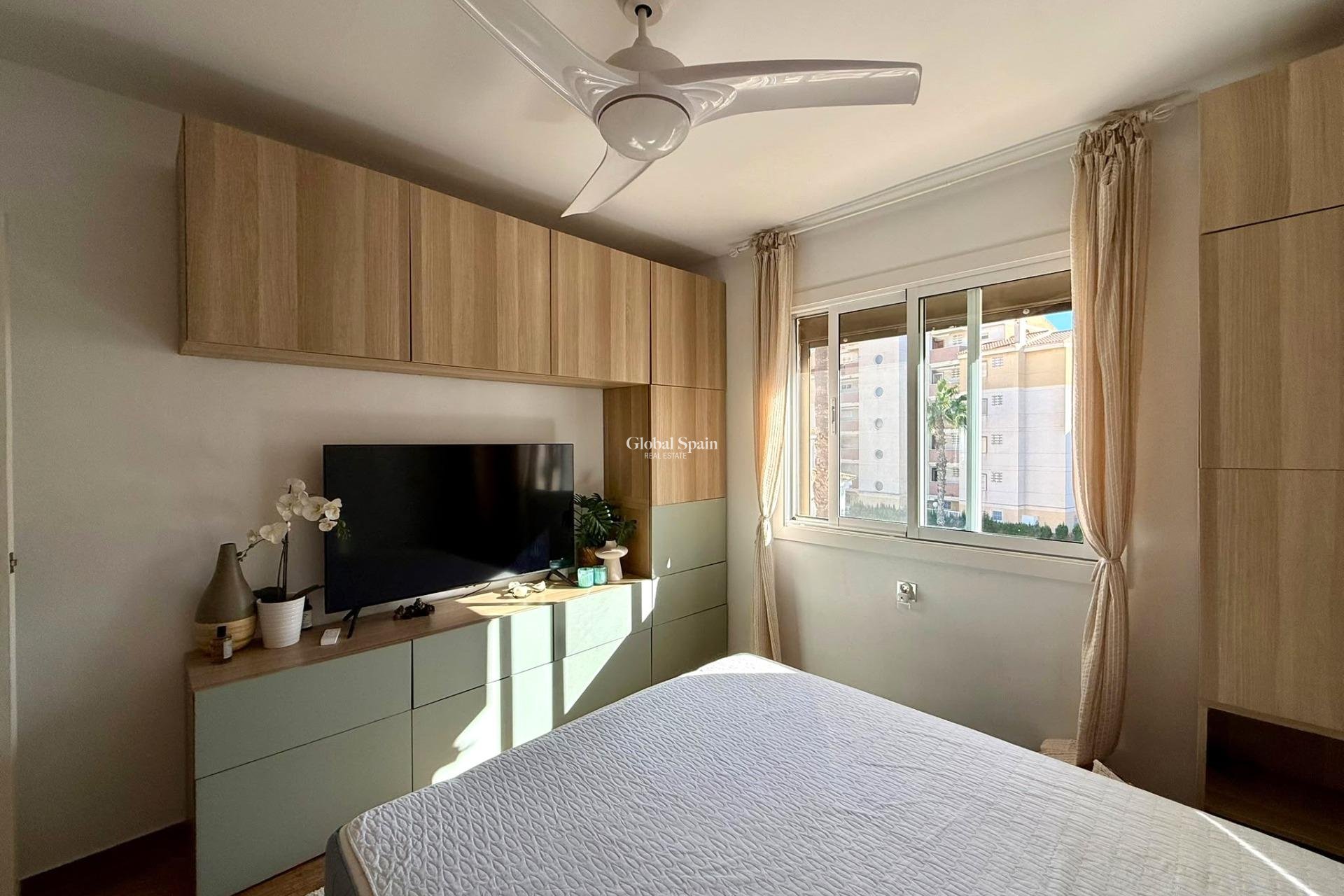 Resale - HOUSE -
TORREVIEJA - Calas blanca