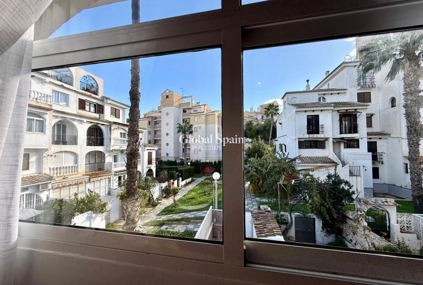 Resale - HOUSE -
TORREVIEJA - Calas blanca