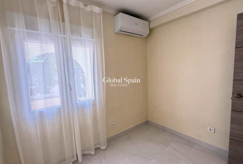 Resale - HOUSE -
TORREVIEJA - Calas blanca