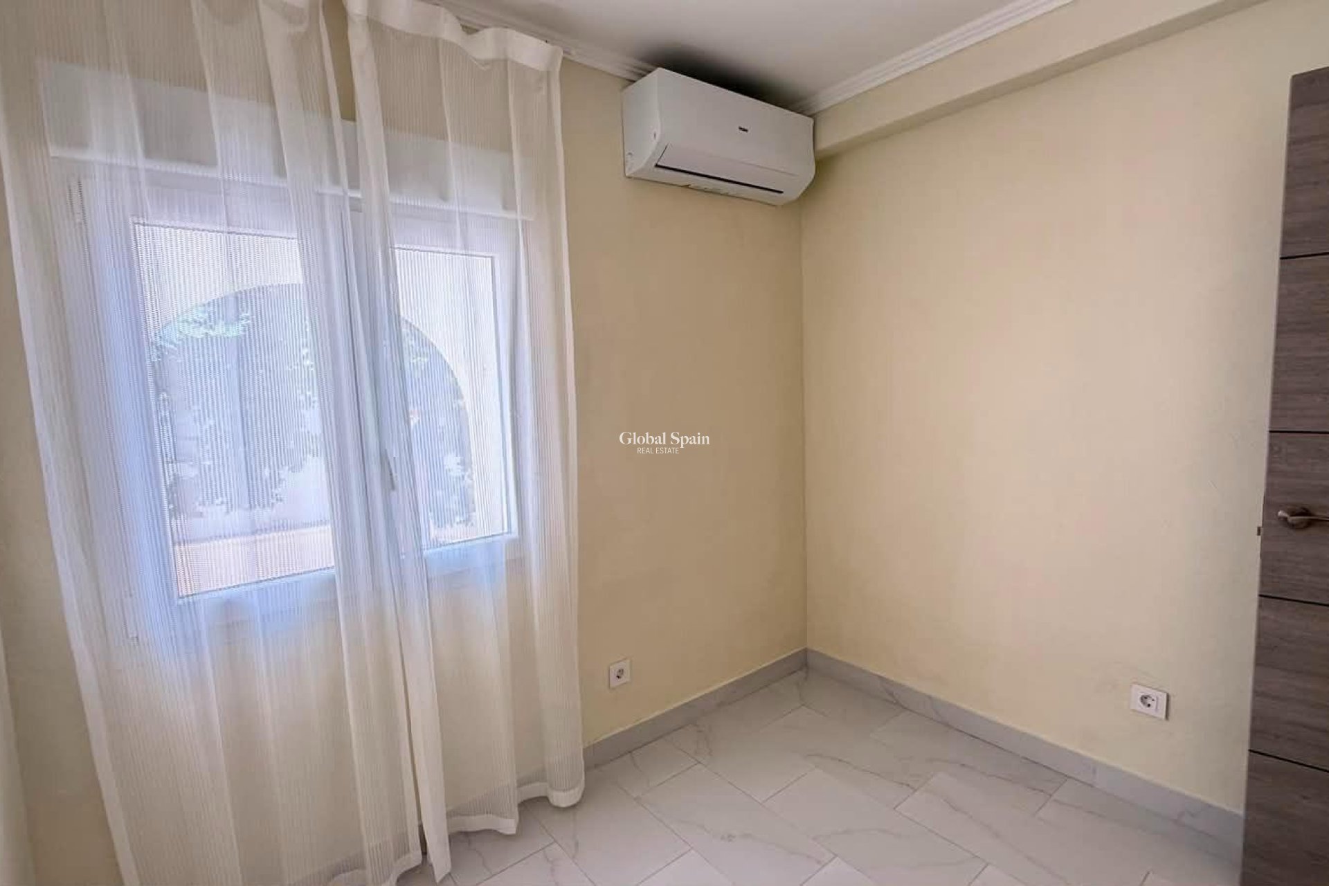 Resale - HOUSE -
TORREVIEJA - Calas blanca
