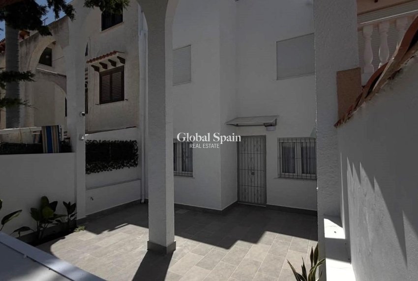Resale - HOUSE -
TORREVIEJA - Calas blanca