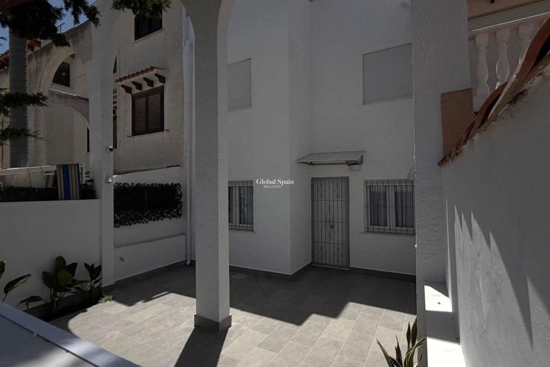 Resale - HOUSE -
TORREVIEJA - Calas blanca