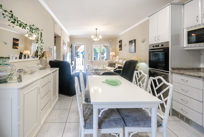 Resale - HOUSE -
TORREVIEJA - Calas Blancas