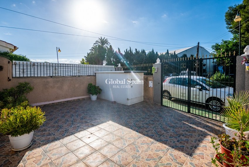 Resale - HOUSE -
TORREVIEJA - Calas Blancas