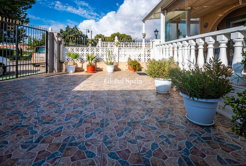 Resale - HOUSE -
TORREVIEJA - Calas Blancas