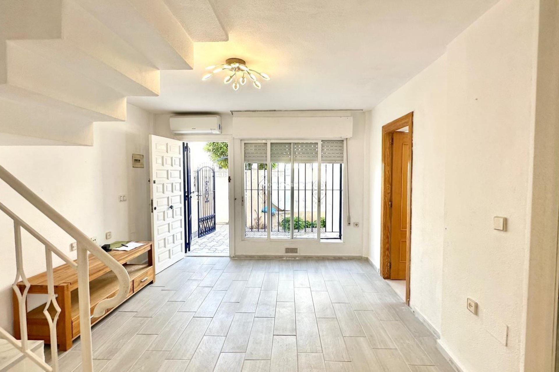 Resale - HOUSE -
TORREVIEJA - Carrefour