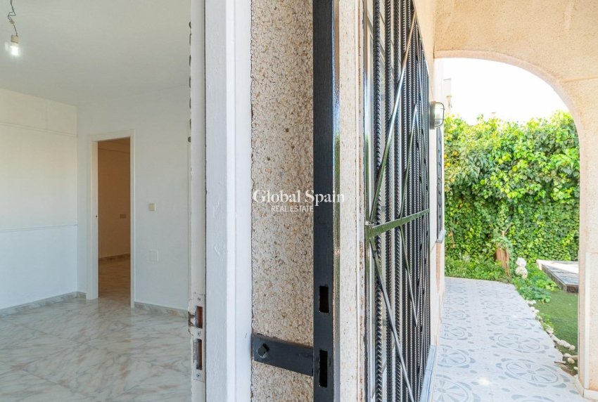 Resale - HOUSE -
TORREVIEJA - Carrefour