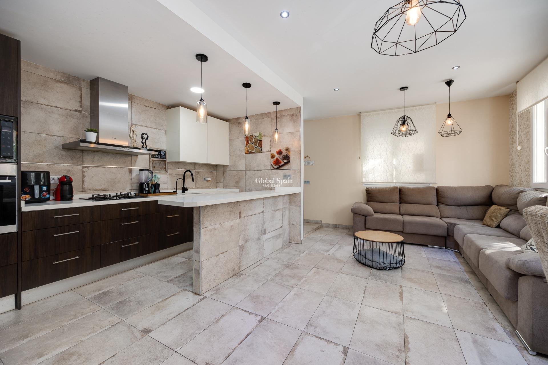 Resale - HOUSE -
TORREVIEJA - Center