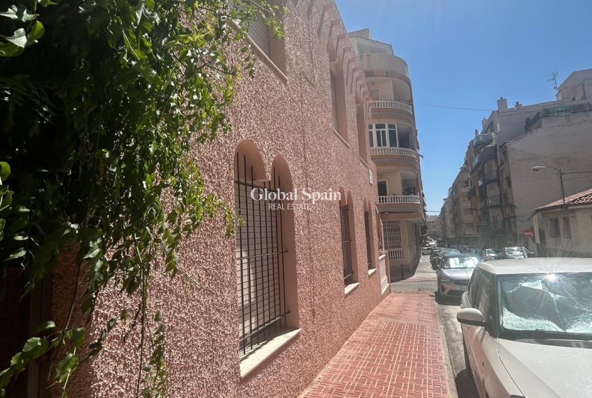 Resale - HOUSE -
TORREVIEJA - Center