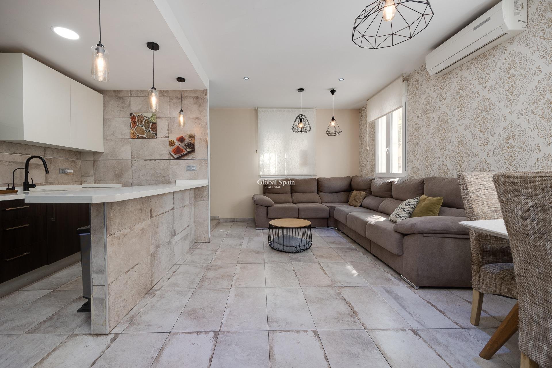 Resale - HOUSE -
TORREVIEJA - Center