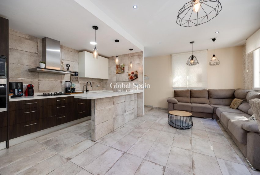 Resale - HOUSE -
TORREVIEJA - Center