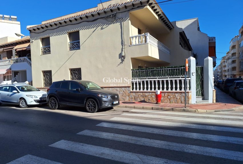 Resale - HOUSE -
TORREVIEJA - Center