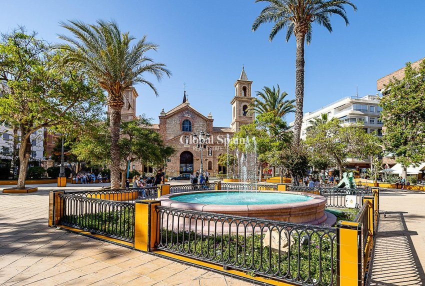 Resale - HOUSE -
TORREVIEJA - Center
