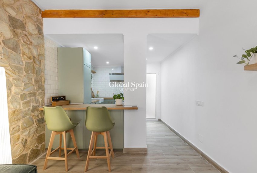 Resale - HOUSE -
TORREVIEJA - Centro - Muelle Pesquero