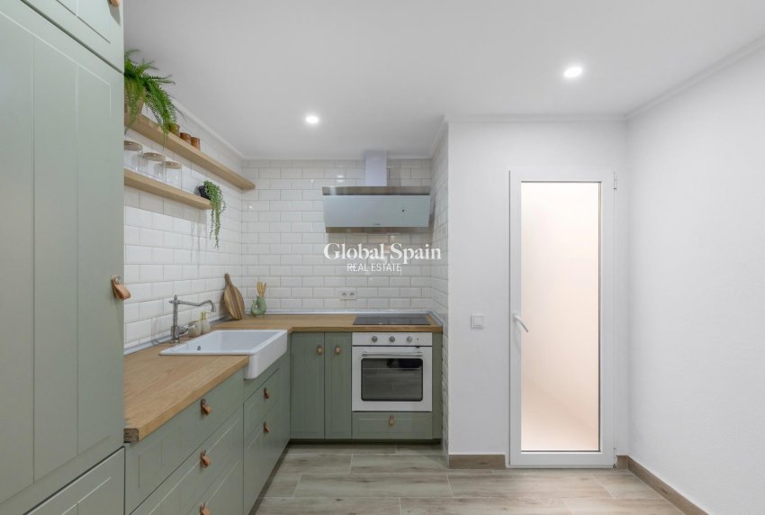 Resale - HOUSE -
TORREVIEJA - Centro - Muelle Pesquero