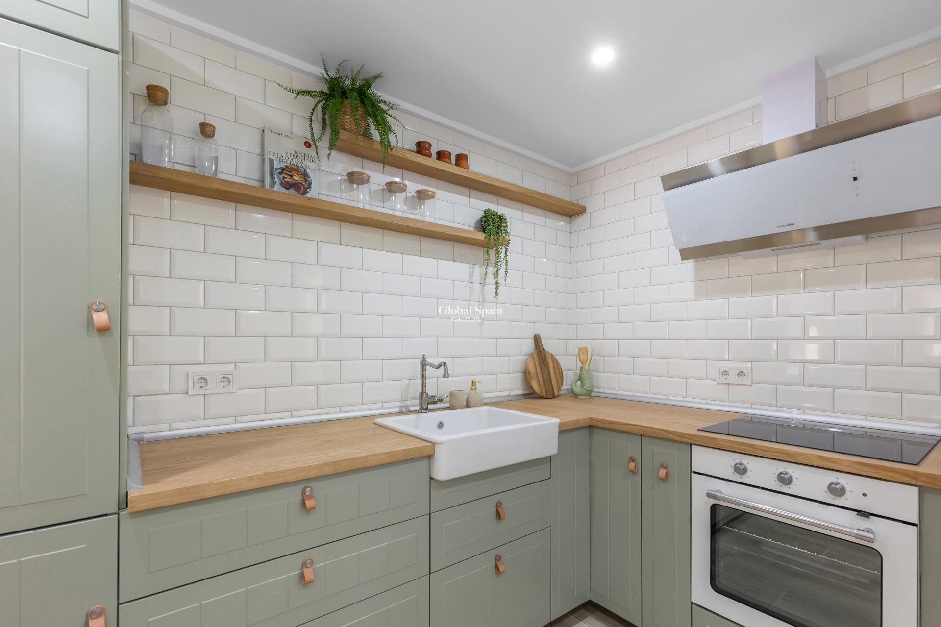 Resale - HOUSE -
TORREVIEJA - Centro - Muelle Pesquero