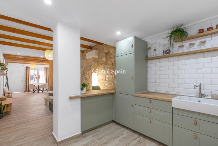 Resale - HOUSE -
TORREVIEJA - Centro - Muelle Pesquero