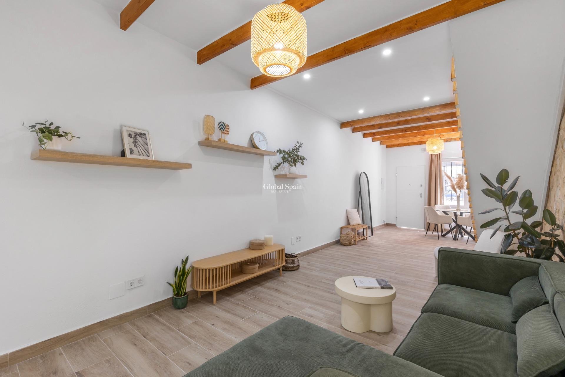 Resale - HOUSE -
TORREVIEJA - Centro - Muelle Pesquero