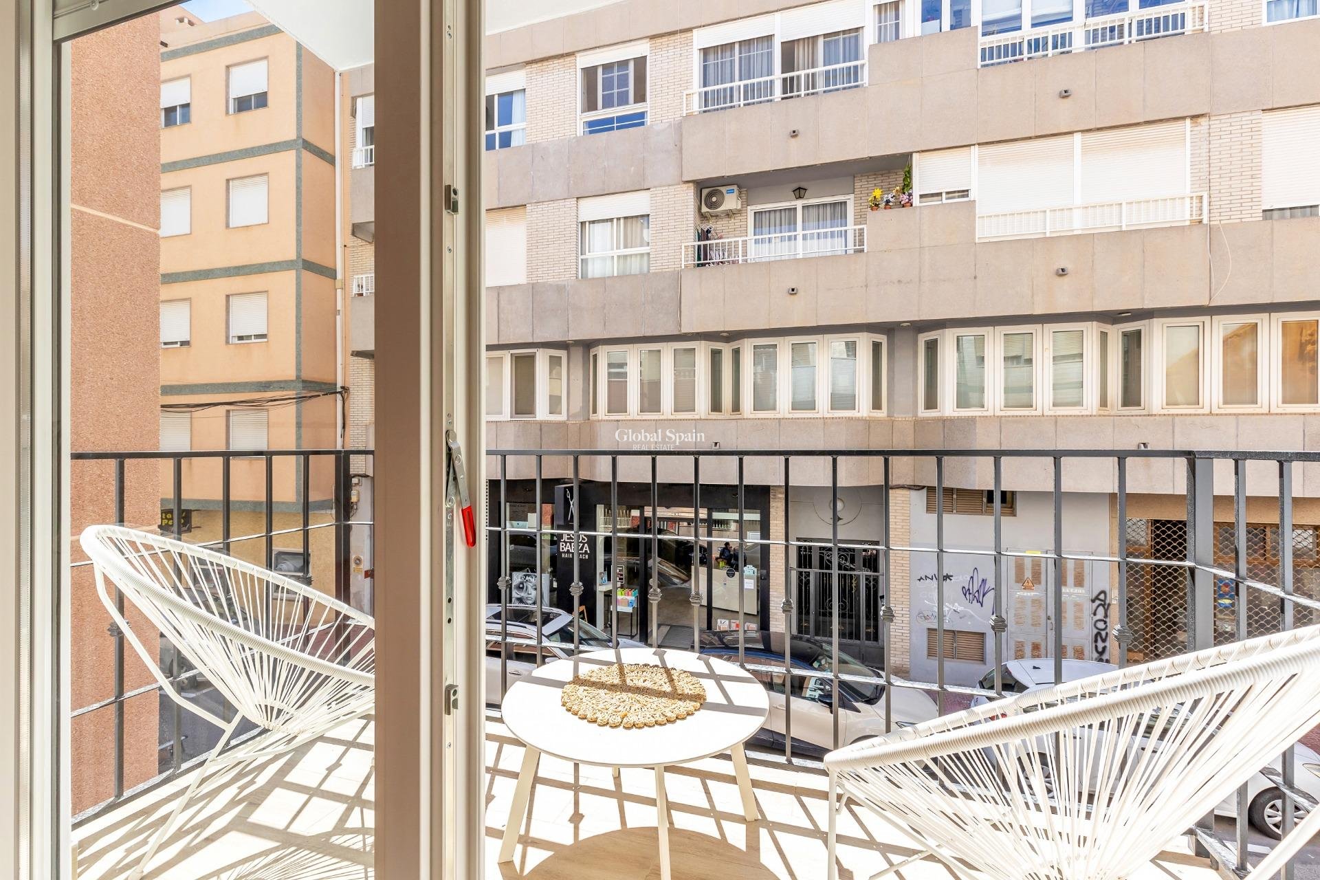 Resale - HOUSE -
TORREVIEJA - Centro - Muelle Pesquero