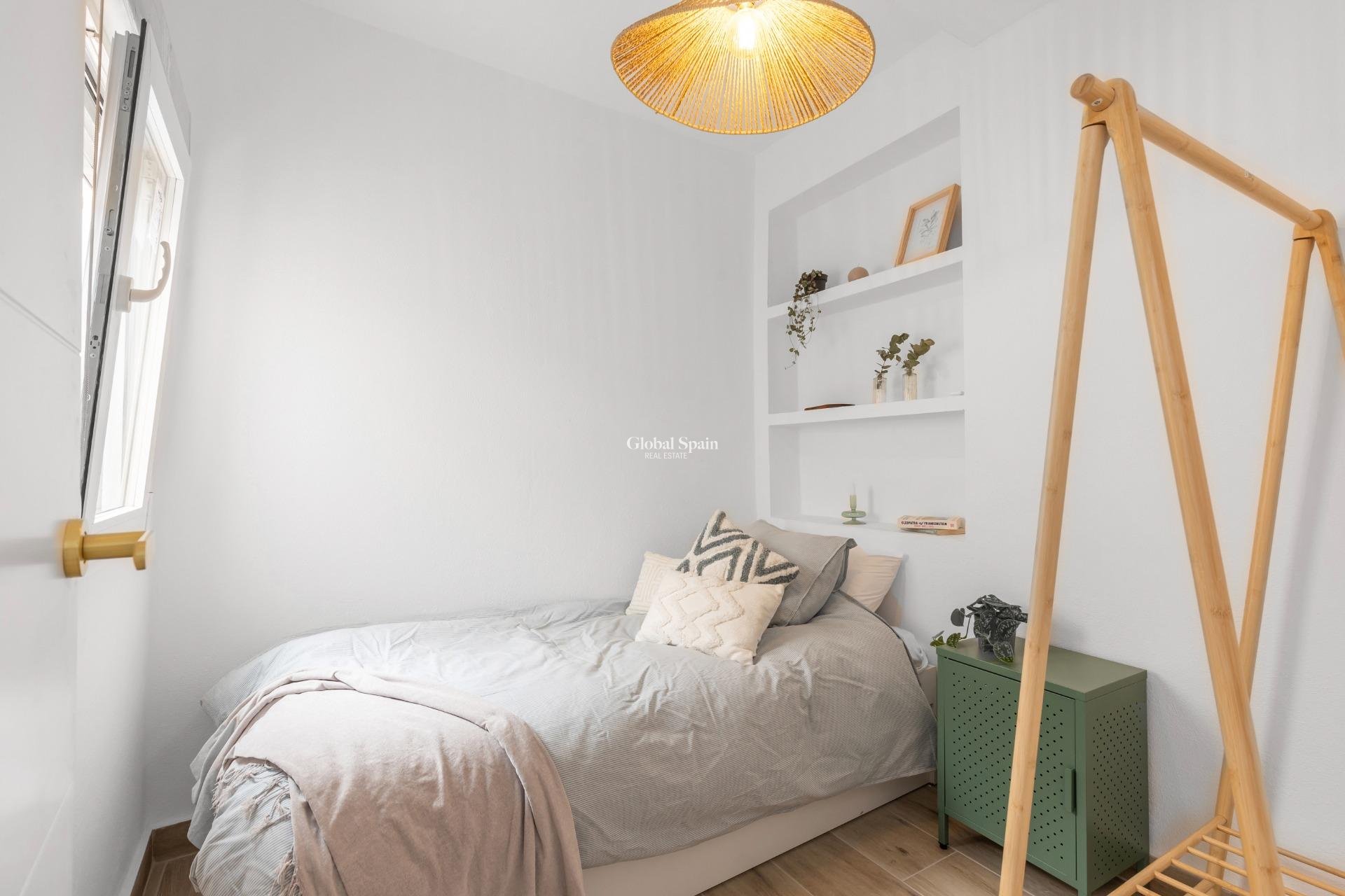 Resale - HOUSE -
TORREVIEJA - Centro - Muelle Pesquero