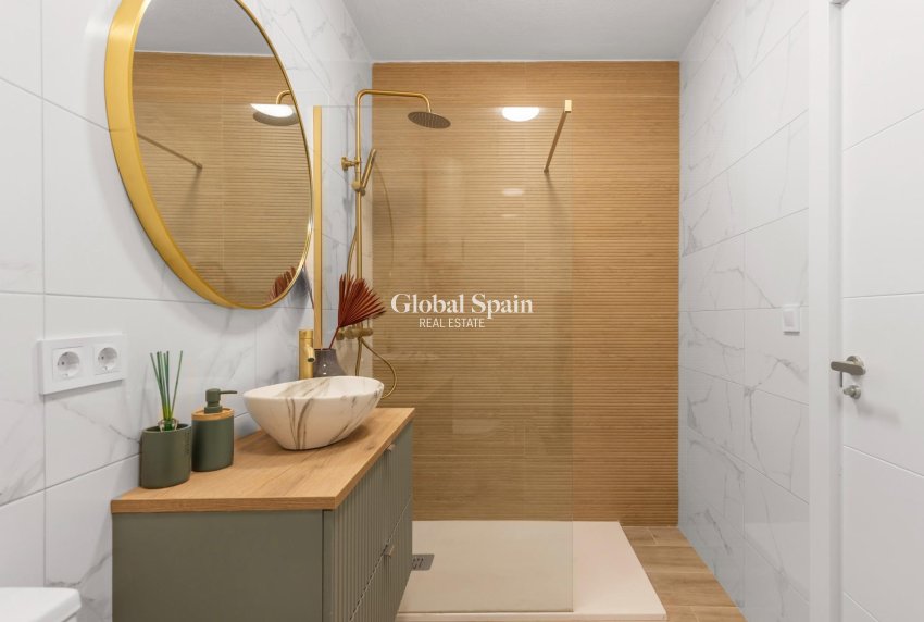 Resale - HOUSE -
TORREVIEJA - Centro - Muelle Pesquero