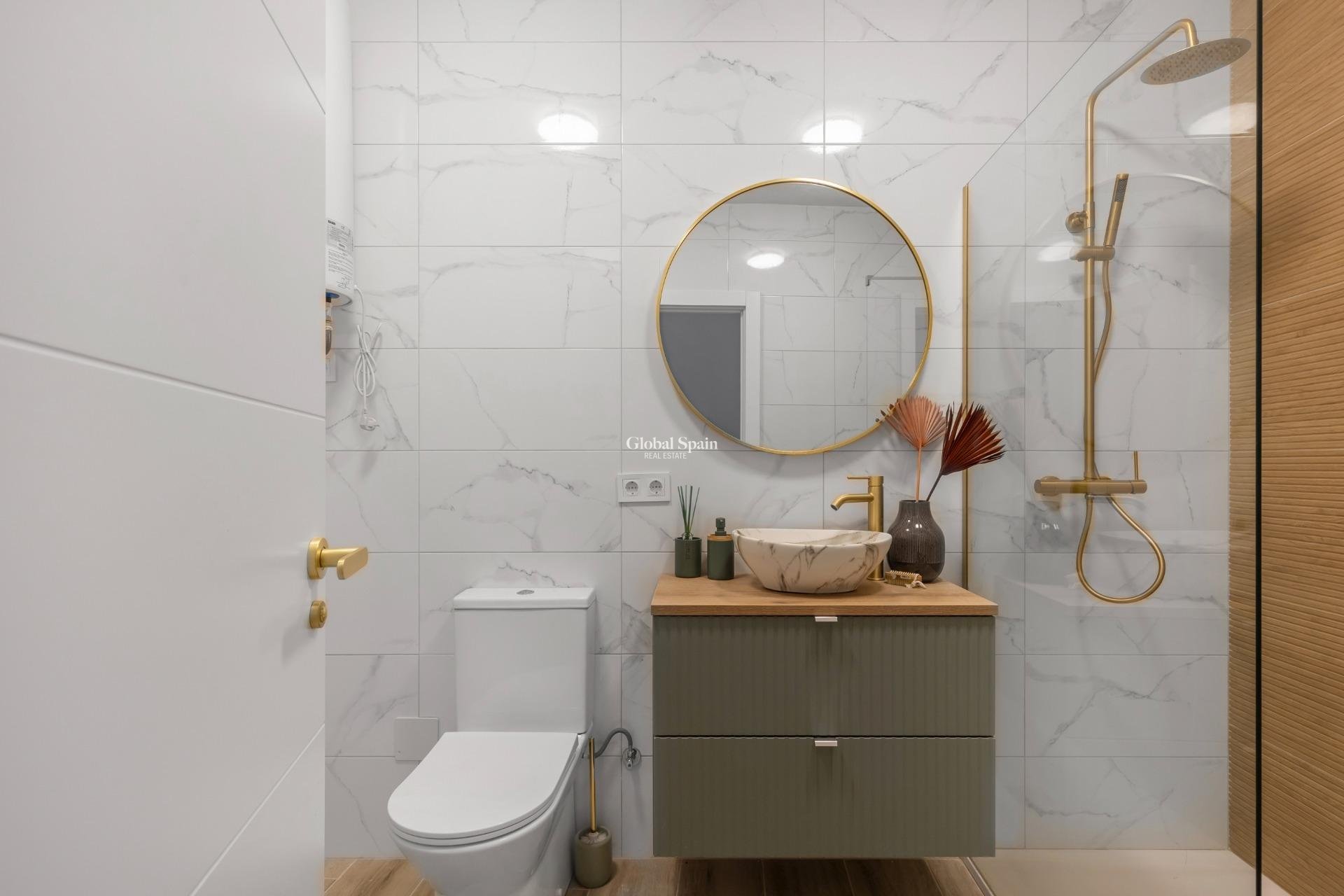 Resale - HOUSE -
TORREVIEJA - Centro - Muelle Pesquero