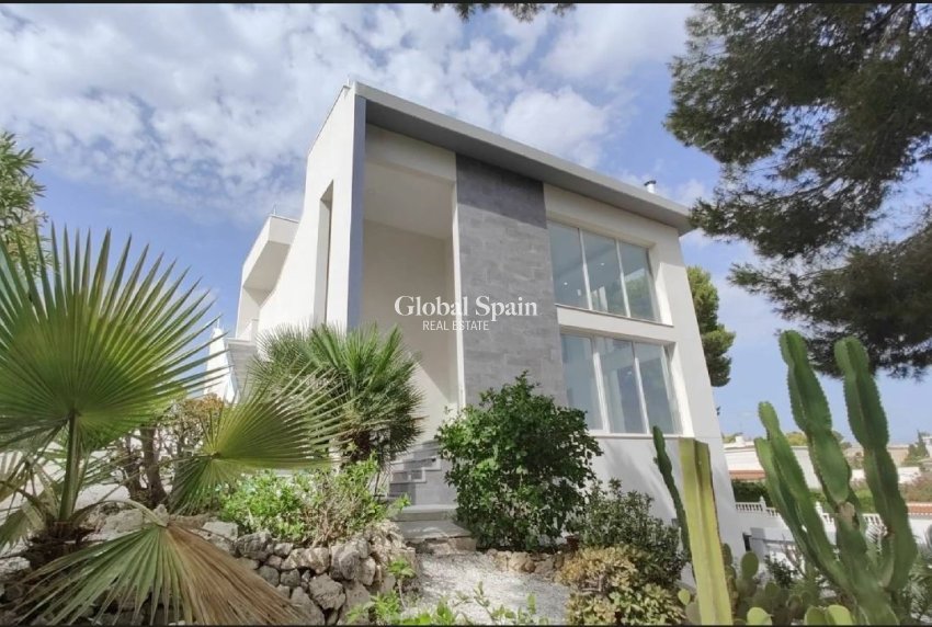 Resale - HOUSE -
TORREVIEJA - Costa Blanca