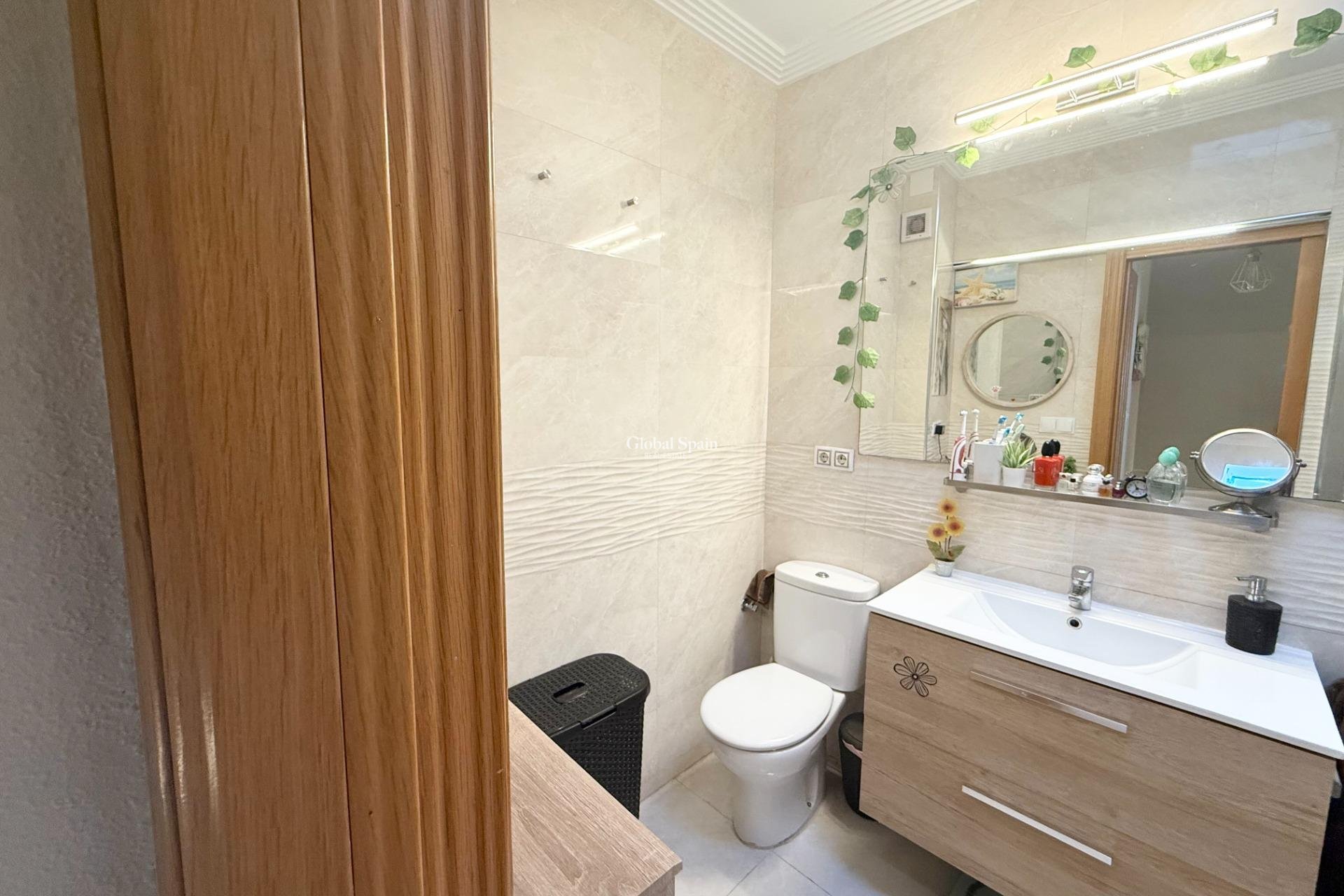 Resale - HOUSE -
TORREVIEJA - El limonar