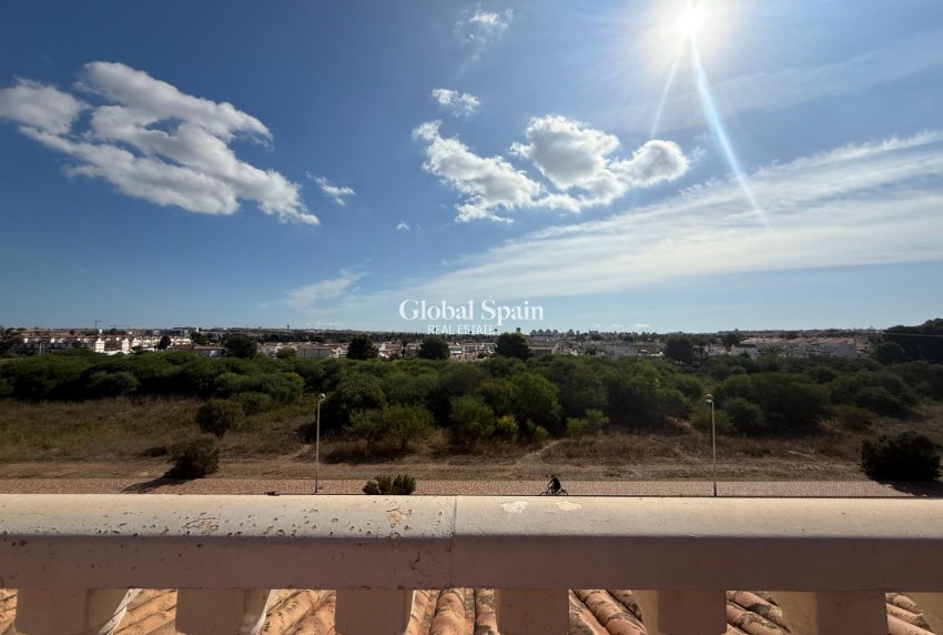 Resale - HOUSE -
TORREVIEJA - El limonar