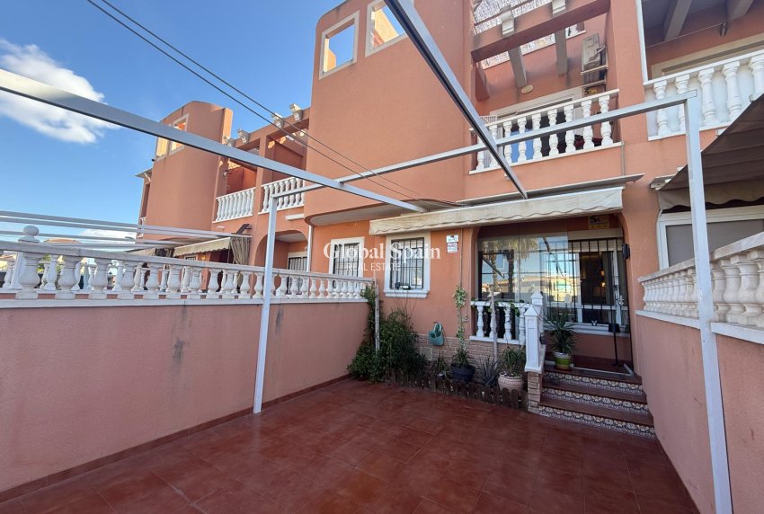 Resale - HOUSE -
TORREVIEJA - El limonar