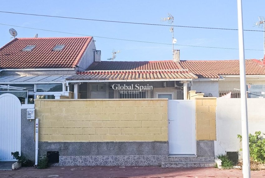 Resale - HOUSE -
TORREVIEJA - El limonar