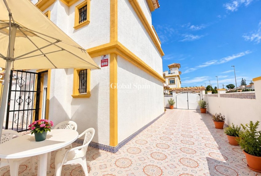 Resale - HOUSE -
TORREVIEJA - El limonar