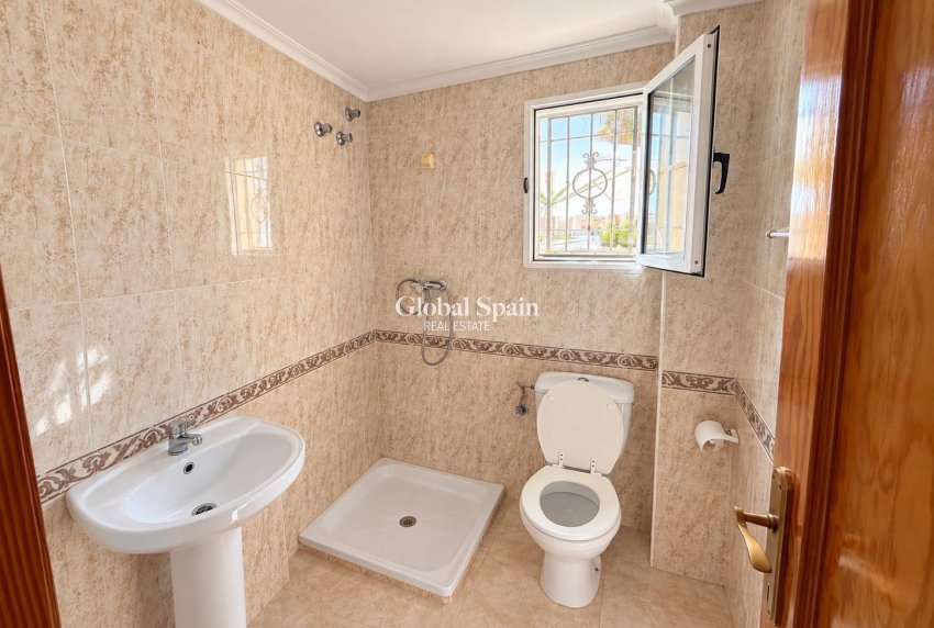 Resale - HOUSE -
TORREVIEJA - El limonar