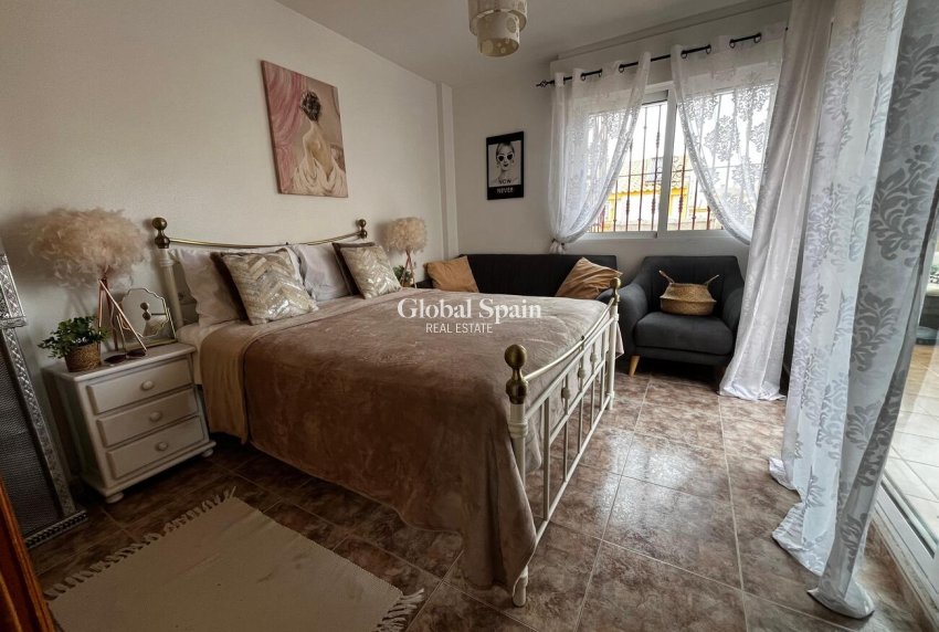 Resale - HOUSE -
TORREVIEJA - La Florida