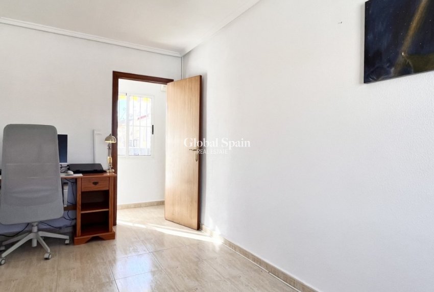 Resale - HOUSE -
TORREVIEJA - La Siesta - El Salado -  Torreta