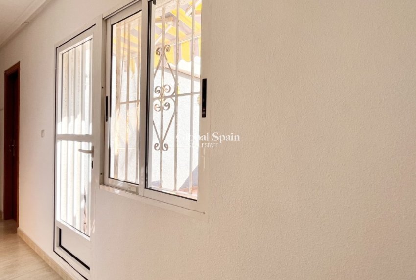 Resale - HOUSE -
TORREVIEJA - La Siesta - El Salado -  Torreta