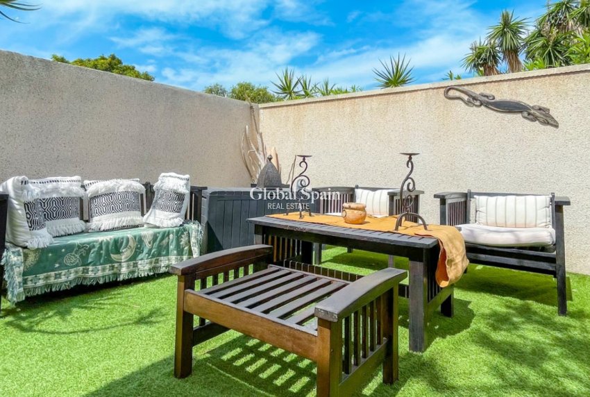 Resale - HOUSE -
TORREVIEJA - La Siesta - El Salado -  Torreta