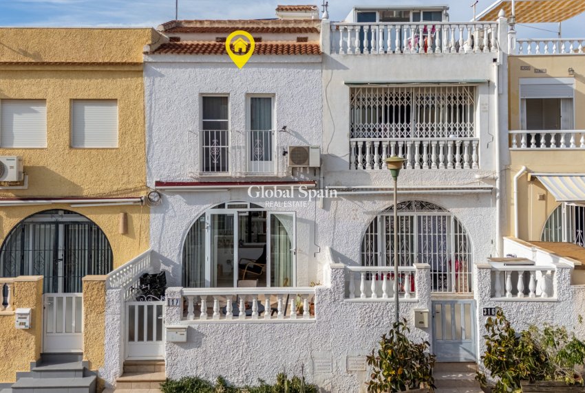 Resale - HOUSE -
TORREVIEJA - La Siesta
