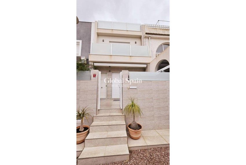 Resale - HOUSE -
TORREVIEJA - La Siesta
