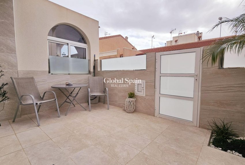 Resale - HOUSE -
TORREVIEJA - La Siesta