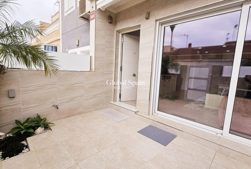 Resale - HOUSE -
TORREVIEJA - La Siesta