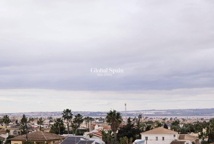 Resale - HOUSE -
TORREVIEJA - La Siesta