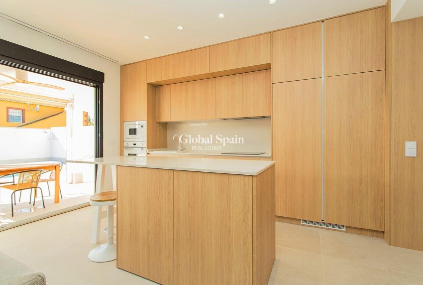 Resale - HOUSE -
TORREVIEJA - La Siesta