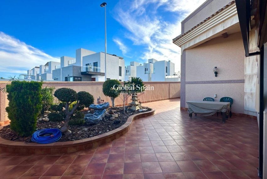 Resale - HOUSE -
TORREVIEJA - La Siesta