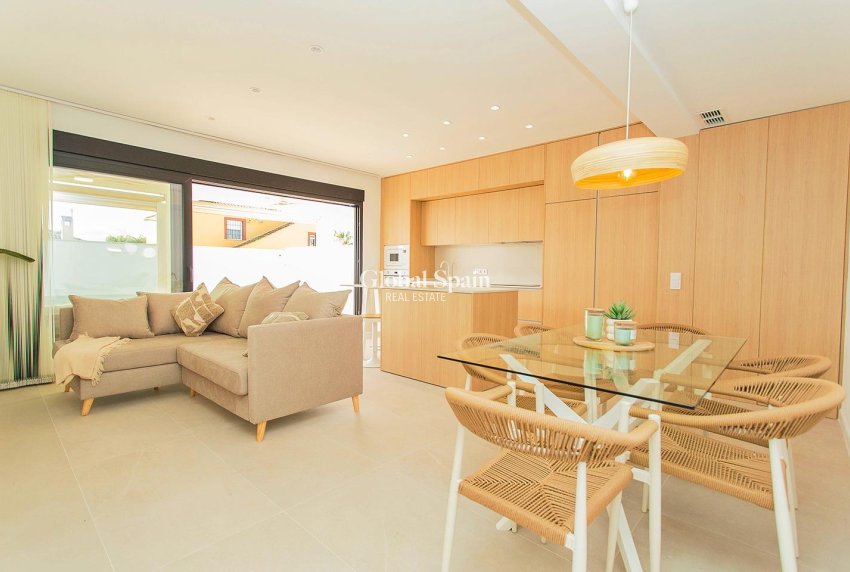 Resale - HOUSE -
TORREVIEJA - La Siesta