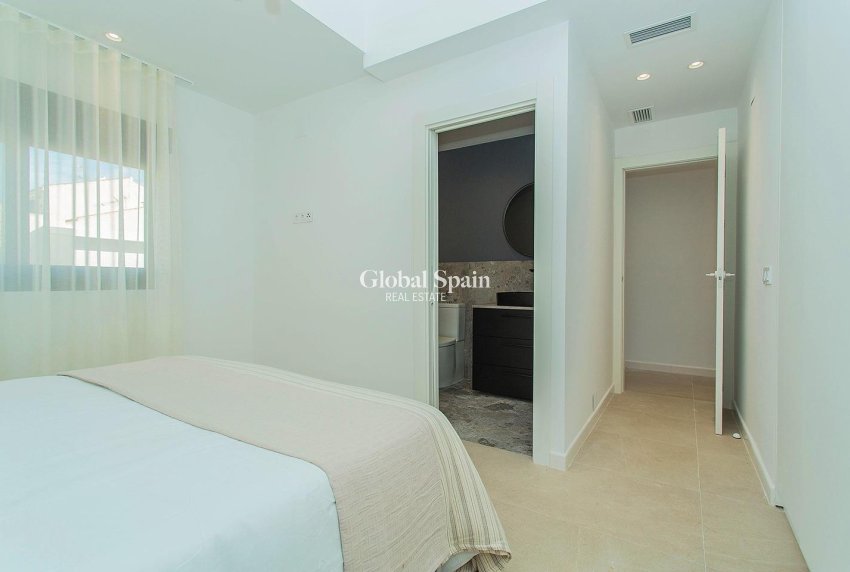 Resale - HOUSE -
TORREVIEJA - La Siesta