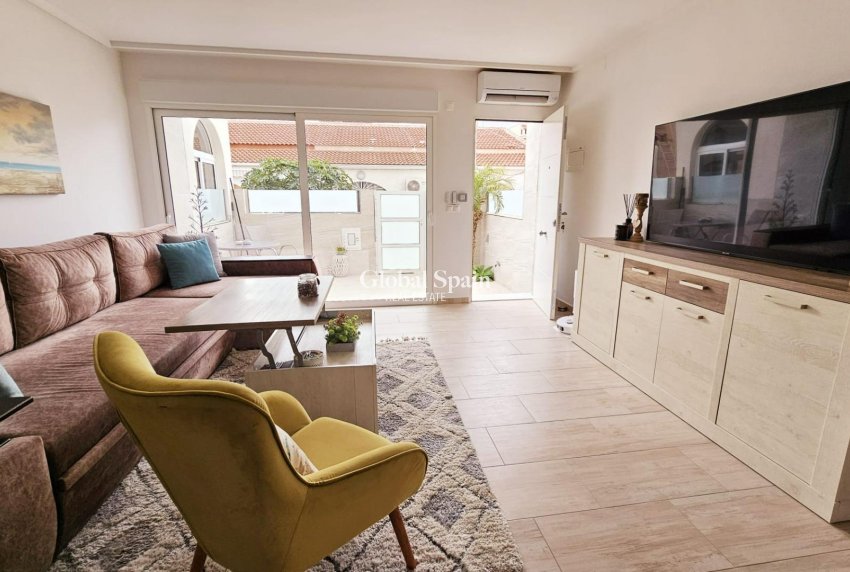 Resale - HOUSE -
TORREVIEJA - La Siesta