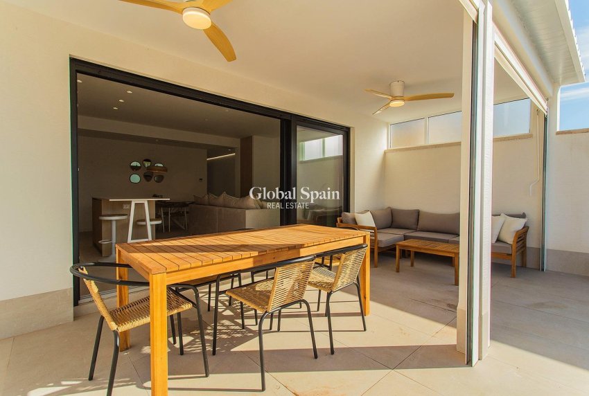Resale - HOUSE -
TORREVIEJA - La Siesta